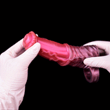 Hodenscheide Rodger, geädertes Relief, pink-lila, mit Handschuhen gehalten