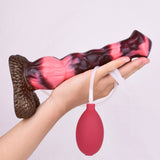 Pferde-Dildo in Hand gehalten, brauner Struktur-Sockel, rot-schwarzer Körper, Schlauch