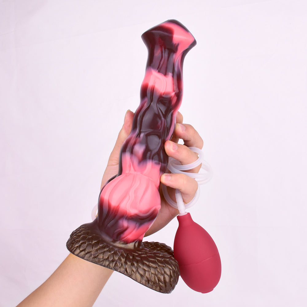 Pferde-Dildo in Hand, rot-schwarzer Körper, Schlauch-Ansatz und rote Pumpe