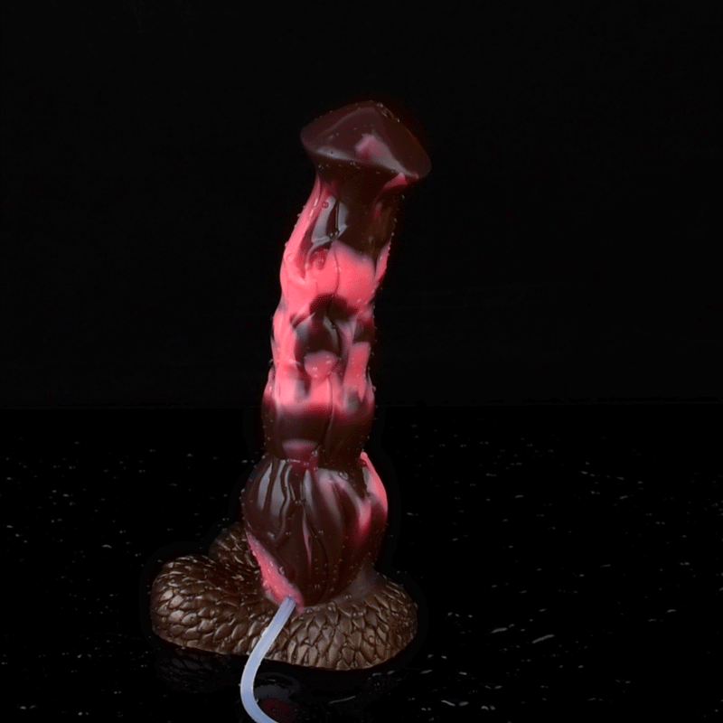 Pferde-Dildo im dunklen Look, rot-schwarzer Körper, brauner Sockel, Schlauch sichtbar