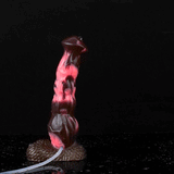 Pferde-Dildo seitlich, rot-schwarzer Körper, brauner Sockel, Schlauch sichtbar