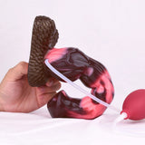 Pferde-Dildo mit Auslassschlauch, brauner Sockel, rote Pumpe, Handansicht