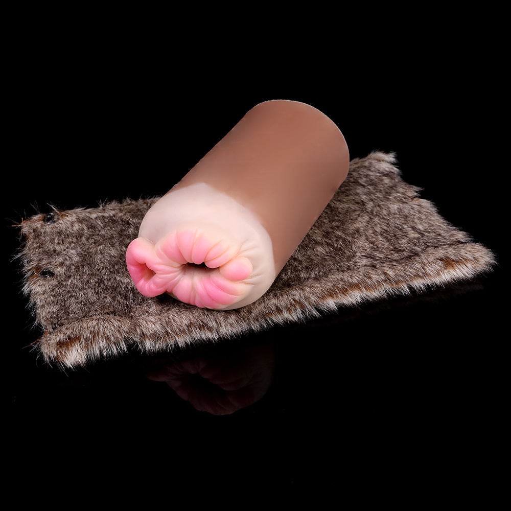 Spirit Lion Dual-Hole Stroker, braune Fellhülle mit pinkem Insert und gerippter Öffnung