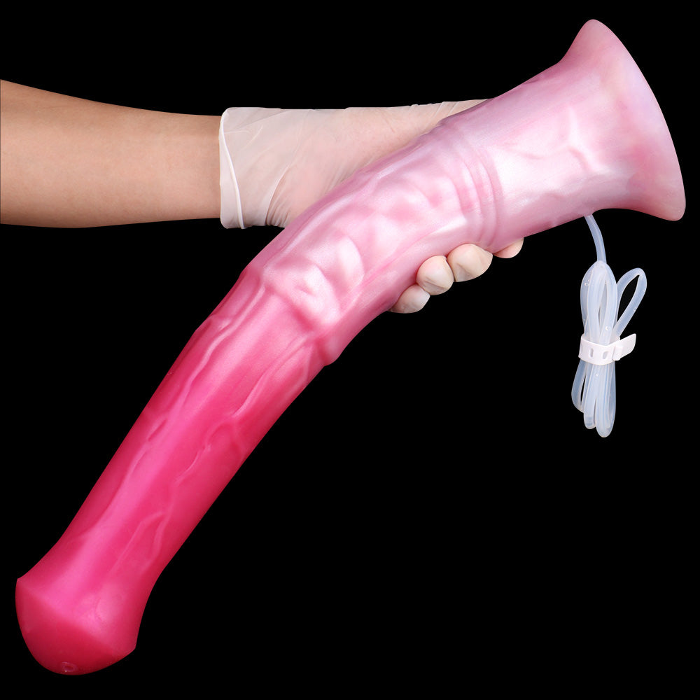 Rosa Pferde-Dildo mit Spritzöffnung; Hand hält den Dildo seitlich
