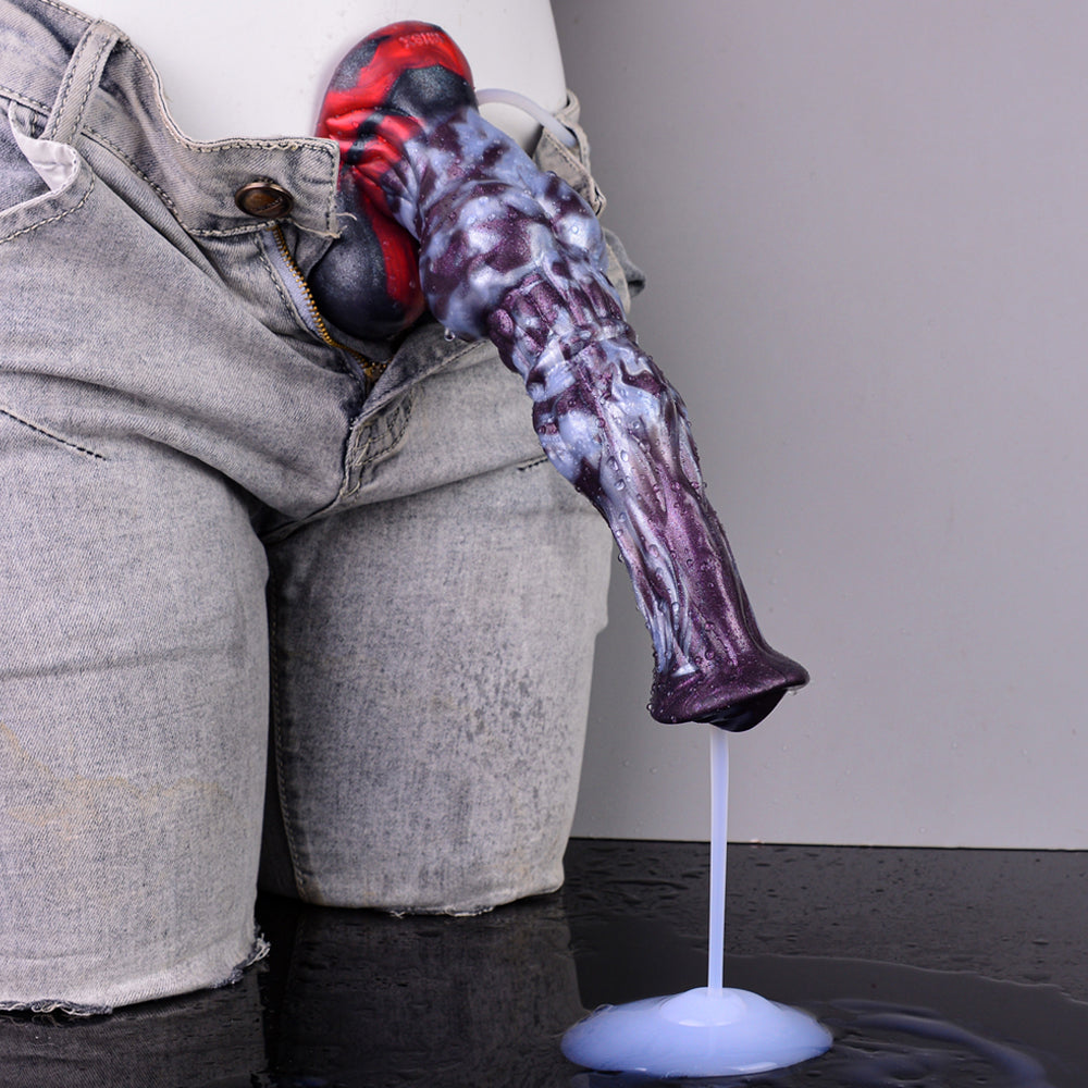 Squirting-Dildo gehalten, lila Oberfläche mit rotem Akzent, weißer Flüssigkeitsstrahl aus der Spitze