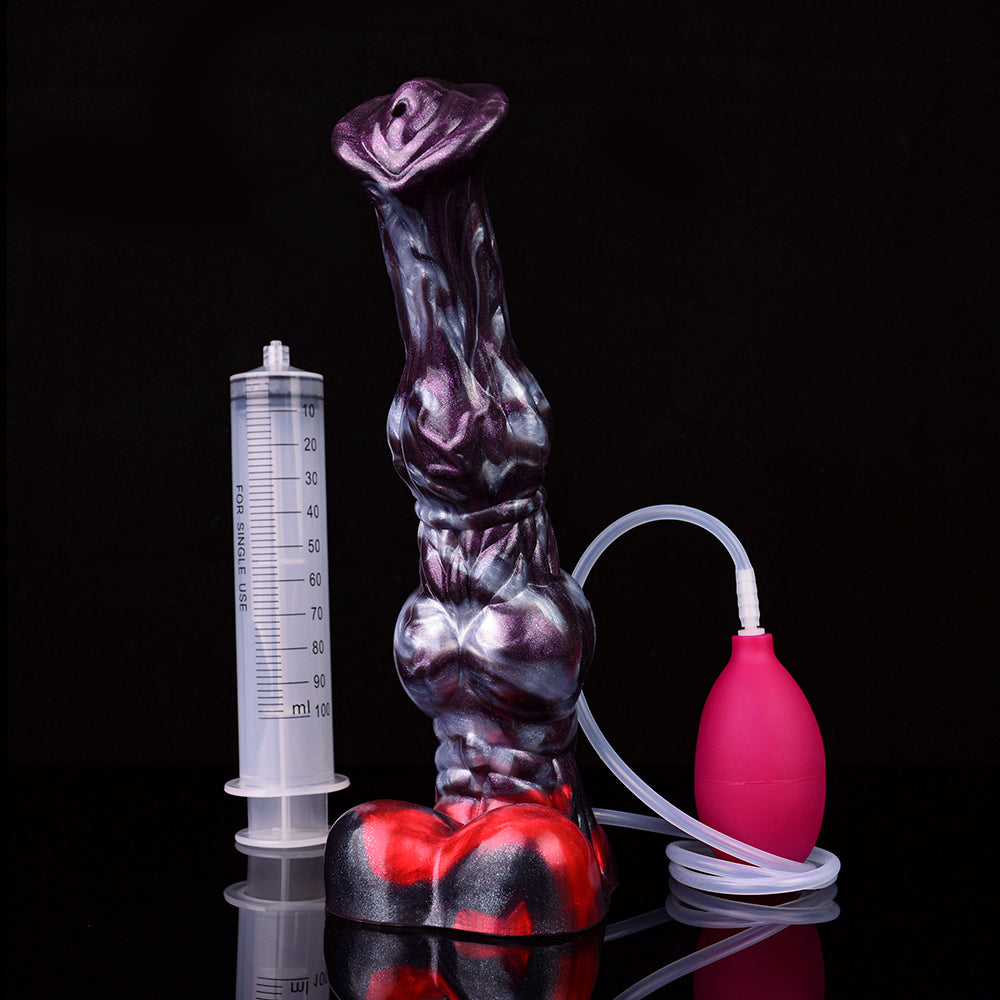 Stehender lila Squirting-Dildo mit Messzylinder, Spritze und roter Pumpe mit Schlauch
