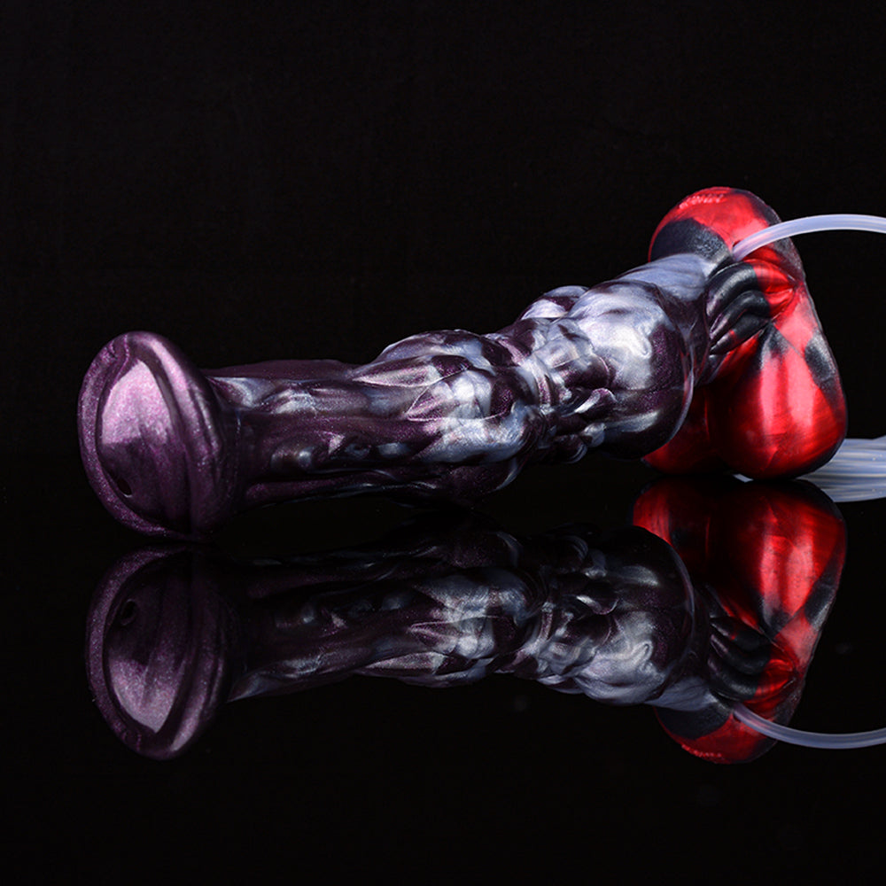 Violetter Squirting-Dildo im Profil, glänzende Oberfläche mit rot-schwarzer Basis und Schlauch