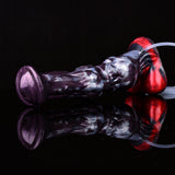 Violetter Squirting-Dildo im Profil, glänzende Oberfläche mit rot-schwarzer Basis und Schlauch