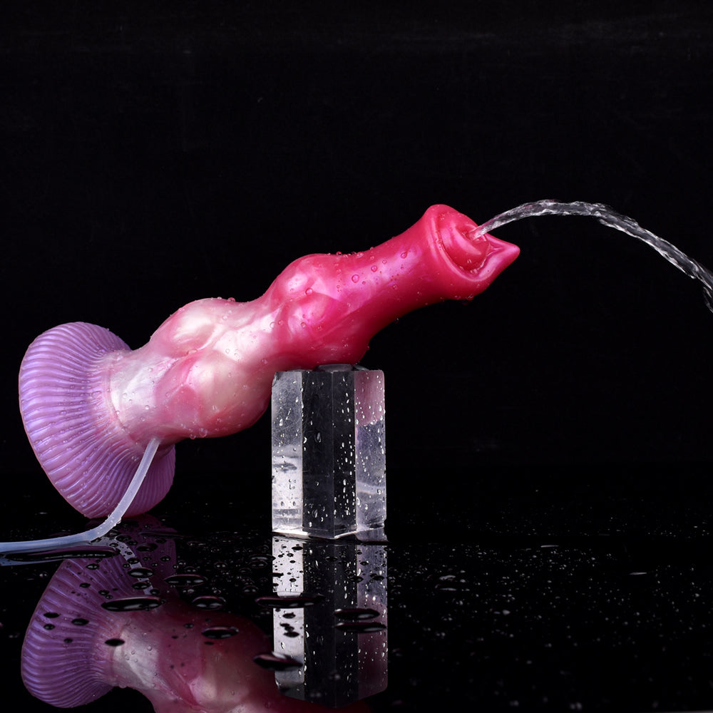 Yaksha Hundedildo mit Wasserstrahl-Effekt, Doppelknoten, pink-lila, Schlauch im Einsatz.