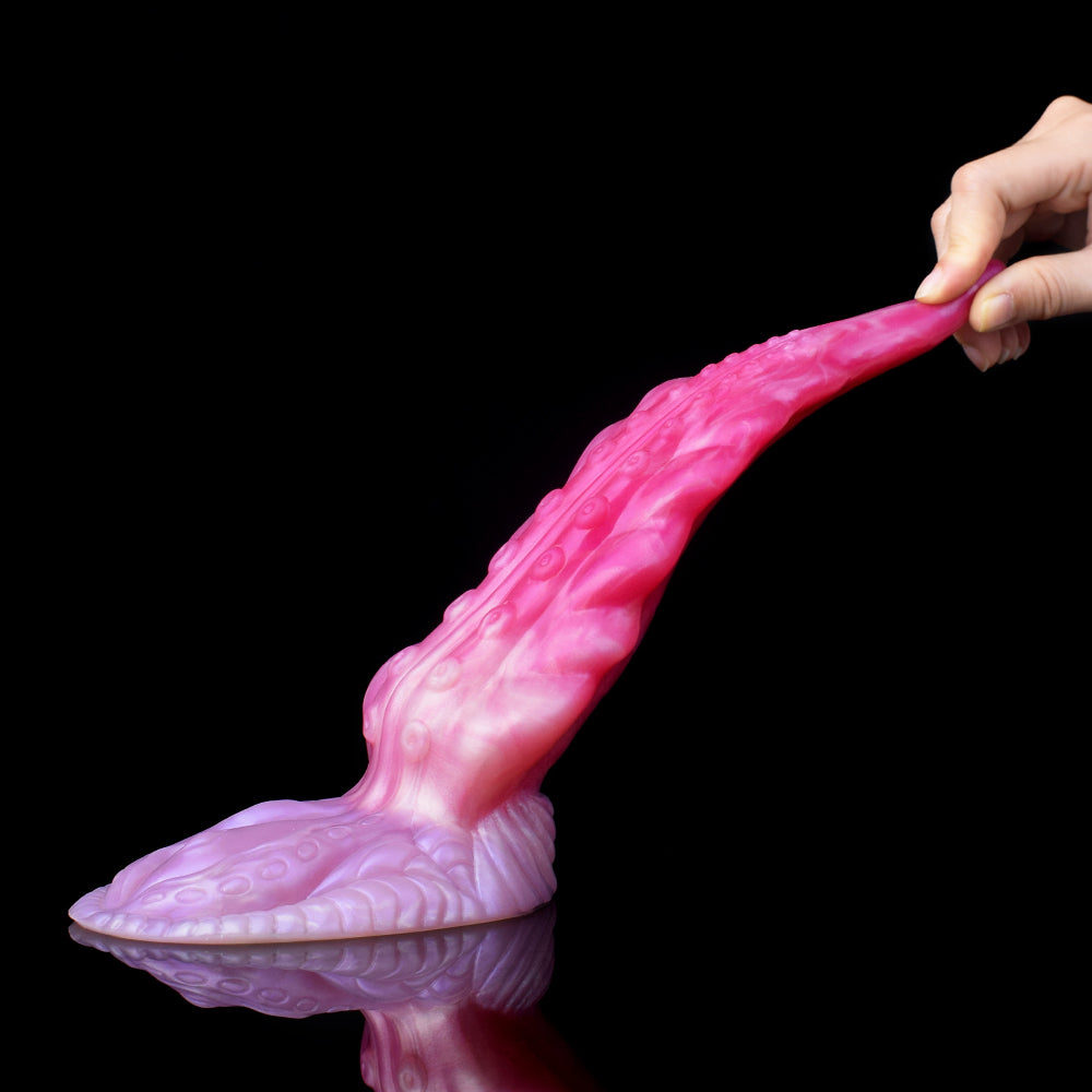 Oktopus-Buttplug in Hand; gebogene Tentakel-Länge mit erhabenen Saugnoppen, pink/lila