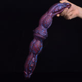 Doppel-End Dildo in lila-blau mit erhabenen Mustern und breitem Ring in der Mitte.
