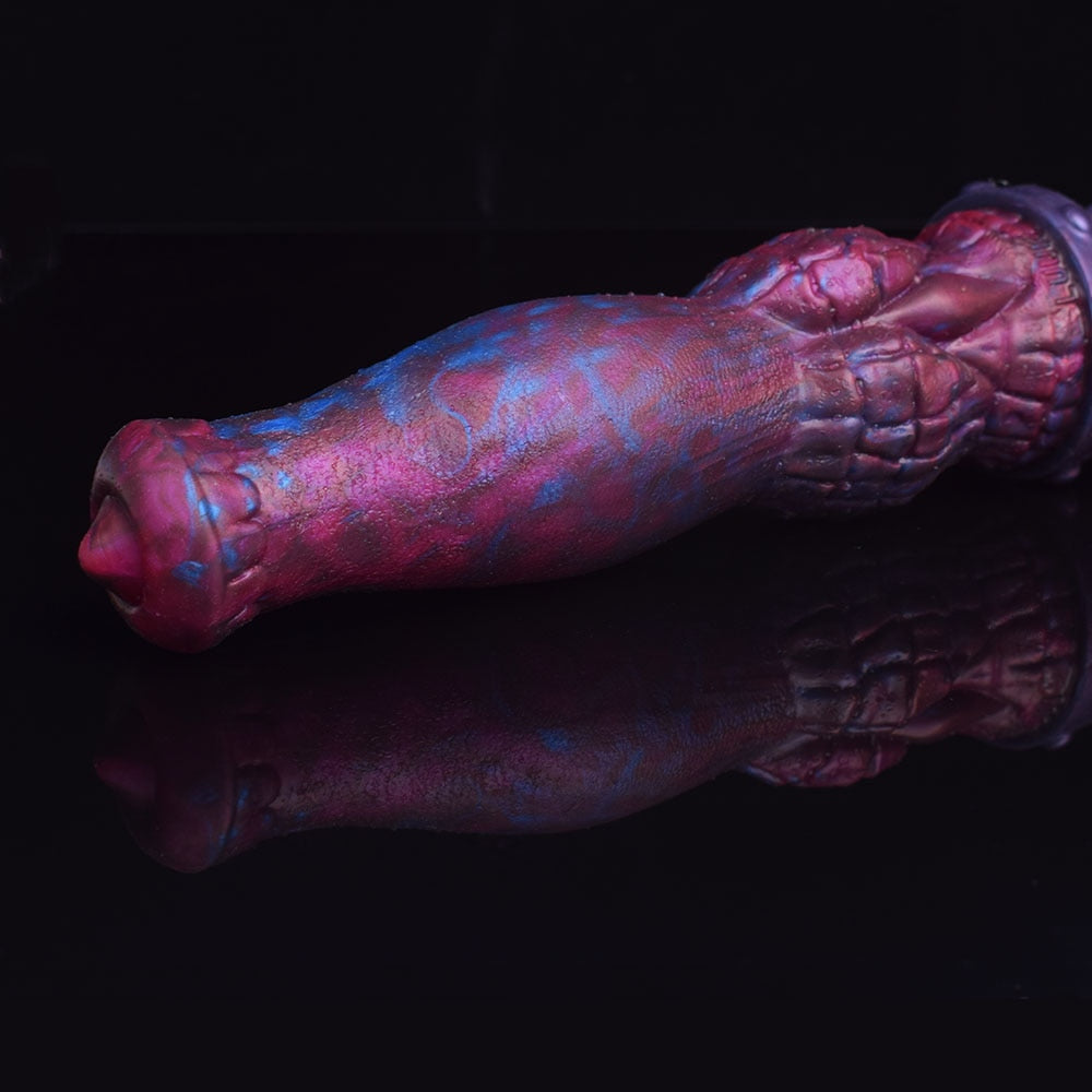 Dildo doble extremo ICARIA, close-up del cuerpo con textura y base anillada, morado-azul