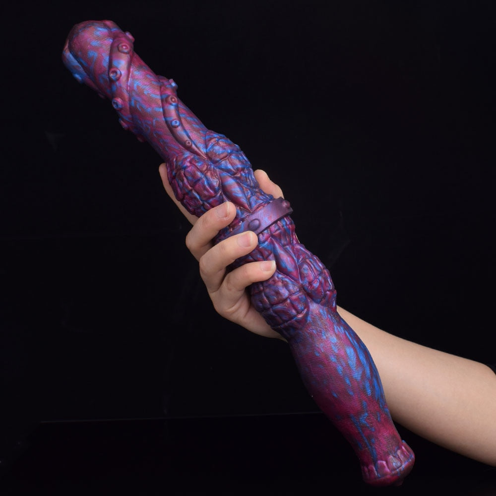 ICARIA dildo doble extremo, vista lateral con mano, textura detallada, morado-azul