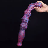 ICARIA dildo doble extremo, punta redondeada y secciones anilladas, textura morado-azul