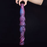 ICARIA dildo doble extremo, vista completa vertical, relieve de escamas y anillos, morado-azul