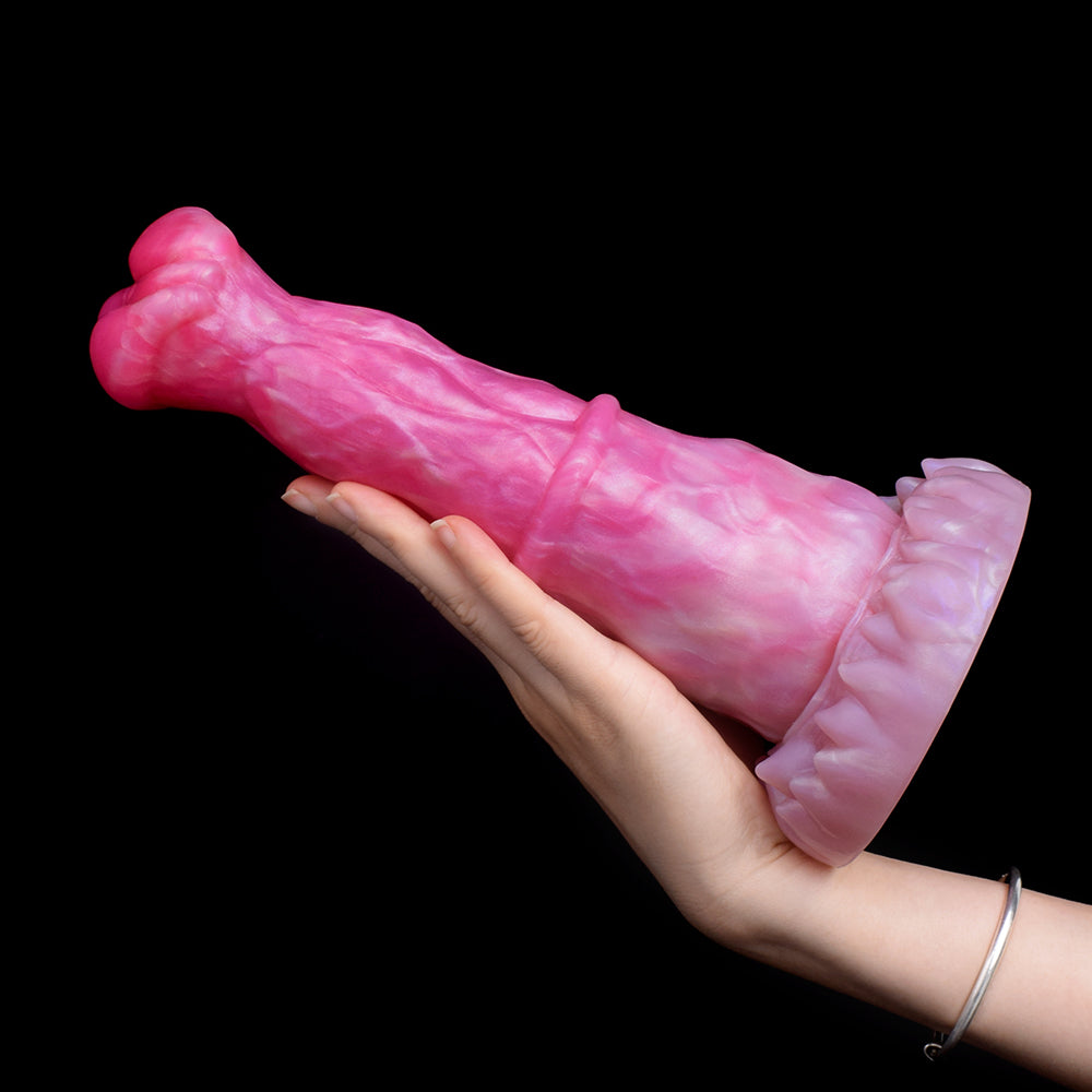 Pegasus-Dildo in Pink, seitliche Nahansicht mit breitem, geripptem Fuß