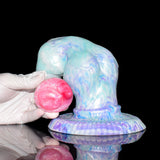 Hundedildo-Nahansicht: roter Einsatz vorn, pastellblauer Körper, violetter Ring hinten