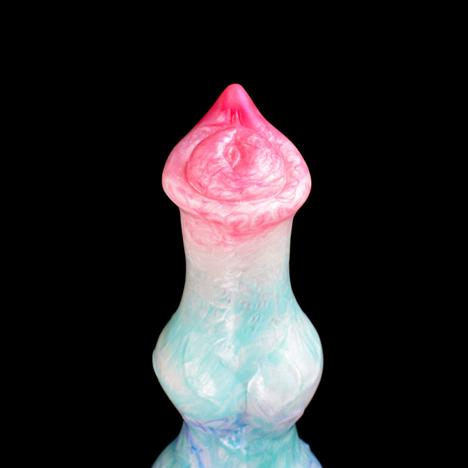 Hundedildo von vorn: pastellblauer Schaft mit rotem, dreieckigem Kopfteil